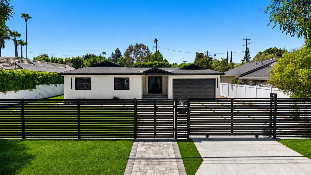 Photo of 16158 Magnolia Boulevard, Encino, CA 91436 (MLS # SR26165914)