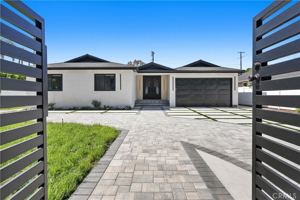 Photo of 16158 Magnolia Boulevard, Encino, CA 91436 (MLS # SR26165914)