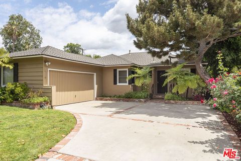 Photo of 5512 Bevis Avenue, Sherman Oaks, CA 91411 (MLS # 26831127)