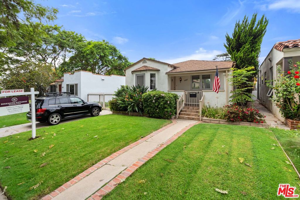 Photo of 2907 Washington Avenue, Santa Monica, CA 90403 (MLS # 26101747)