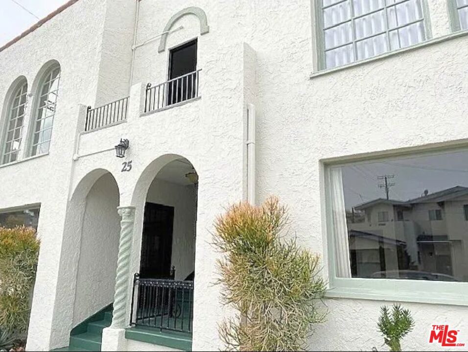 25 Falcon Avenue