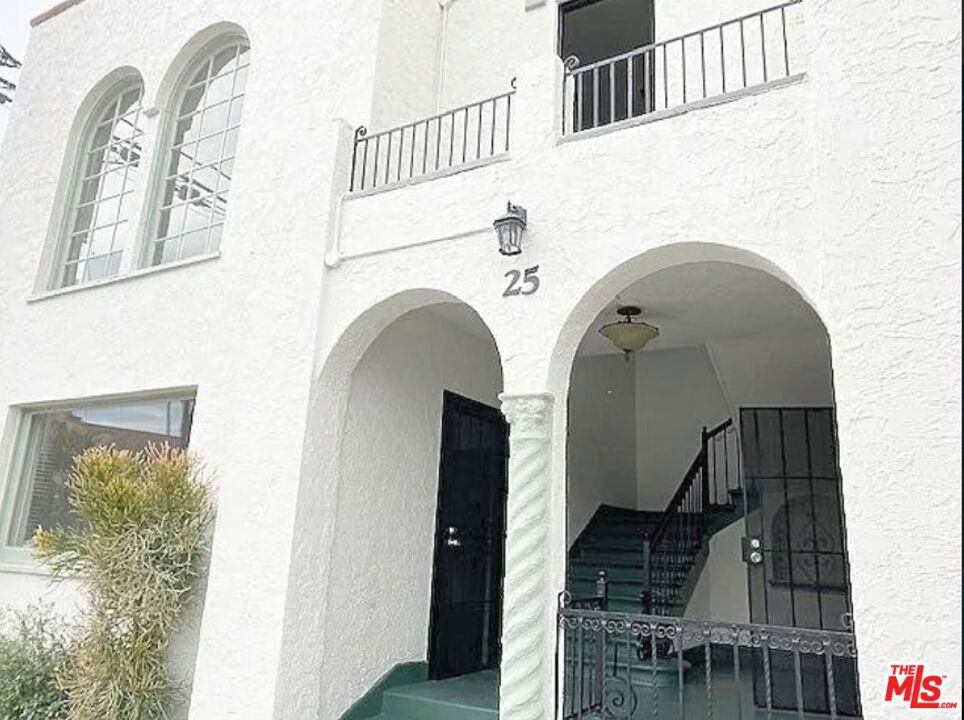 25 Falcon Avenue