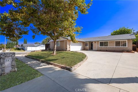 Photo of 842 Granby, Simi Valley, CA 93065 (MLS # SR26093554)