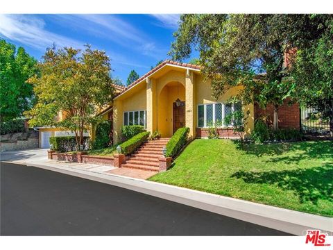 Photo of 4949 PALOMAR Drive, Tarzana, CA 91356 (MLS # 26659471)