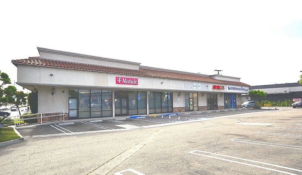 Approximately 1,160 sq.ft. prime commercial space located on a busy street with excellent visibility and high traffic exposure. Formerly a beauty salon, this versatile location is ideal for a barbershop, nail salon, acupuncture clinic, or similar businesses. Situated in a shopping center that currently houses a bank and a telecommunications company, with a coffee shop coming soon, providing steady foot traffic and great synergy. Benefit from significant advertising potential due to its prominent street frontage and heavy vehicle flow. Don’t miss this excellent opportunity to establish your business in a sought-after area. CAM: $1/sq.ft. (approx.), plus security deposit required.