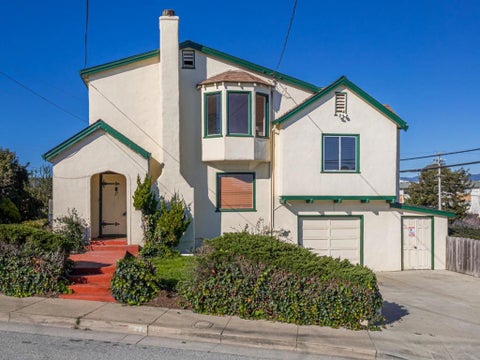 Photo of 35 Sycamore Street, Watsonville, CA 95076 (MLS # ML82058959)