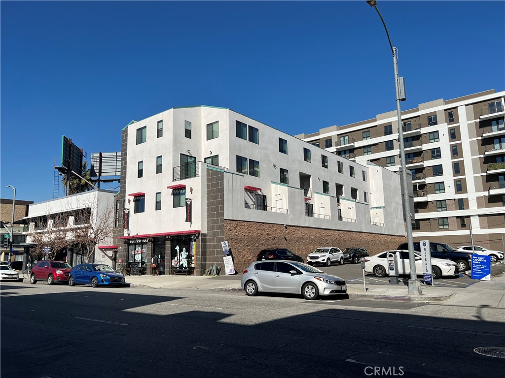 Long Beach downtown business street, closed high-end residential area, 2-floor loft apartment for rent! The living room and kitchen on the main level have 0.5 bathrooms, and the two bedrooms on the second level have 2 bathrooms!A famous brand coffee shop on the first floor! Go out and walk to restaurants, beaches, aquariums, and others!Each unit has one free indoor parking lot, and additional vehicles can park on the street for free or paid parking.