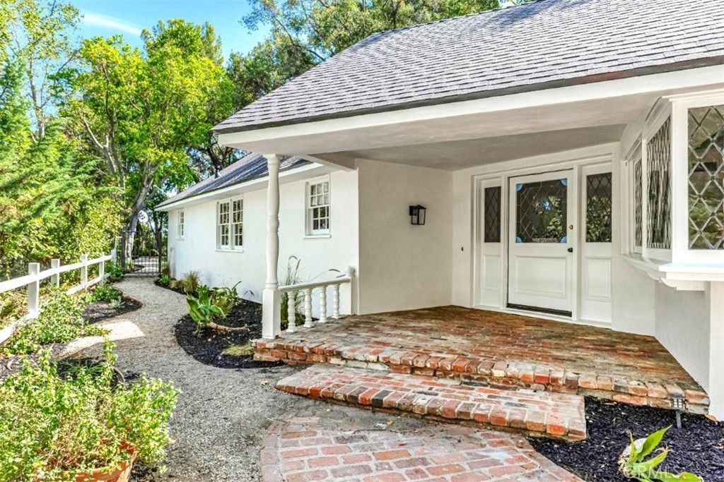 Photo of 16920 Strawberry Dr, Encino, CA 91436 (MLS # SR25225911)