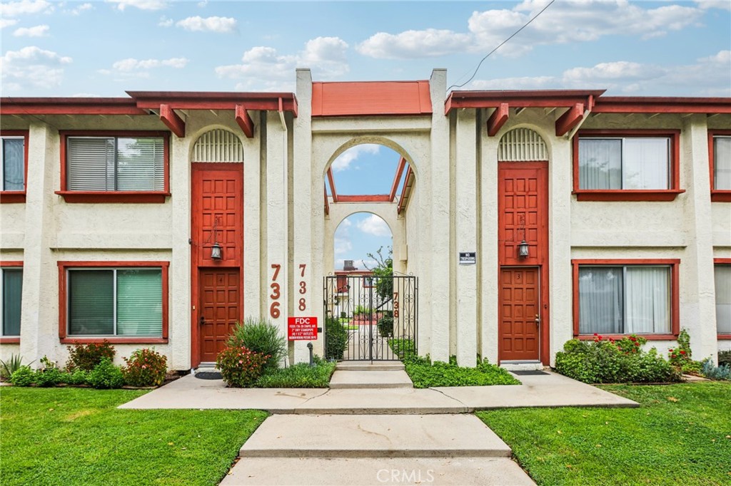 Great opportunity to own a 1-bedroom, 1-bath condo offering 588 sq ft of comfortable living space in the heart of Alhambra. Perfect for investors or first-time buyers, this charming unit is situated in a convenient location close to dining, shopping, and commuter routes.
Tenant-occupied—showings are drive-by only and all offers are subject to interior inspection.