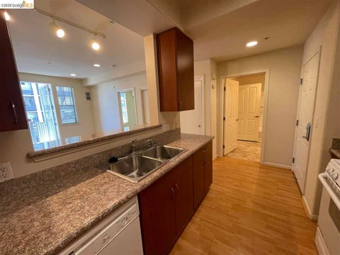 Photo of 989 Franklin St St #523, Oakland, CA 94607 (MLS # 41140173)