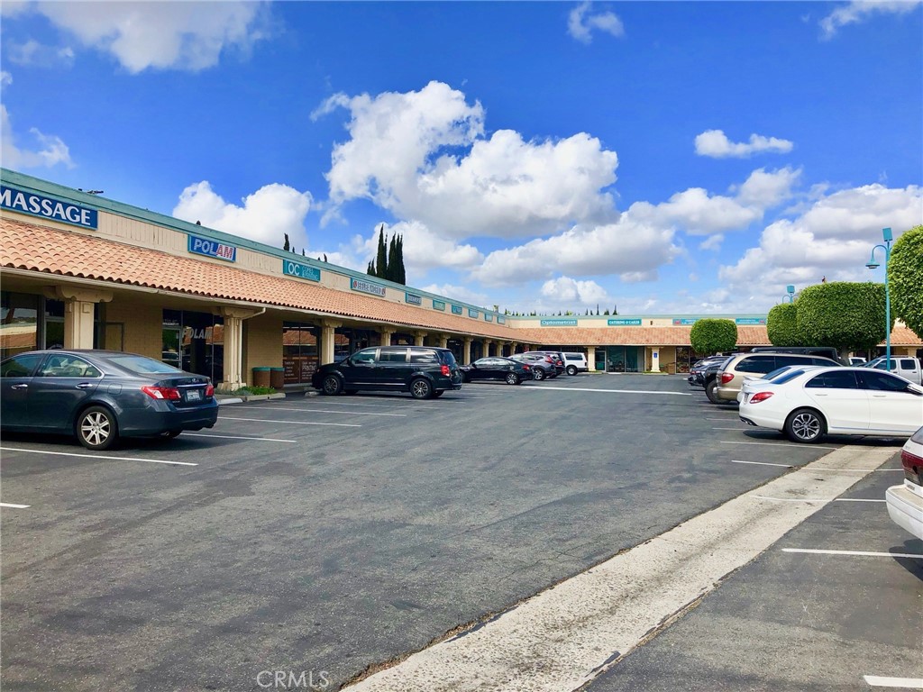 Excellent opportunity to lease a versatile elbow unit in a well-trafficked, multitenant retail center. The space offers approximately 1,000 SF of retail storefront and 2,200 SF of warehouse/storage with ground-level roll-up door access.
Flexible layout with potential to separate retail and warehouse
Prominent pylon signage for maximum exposure
Retail storefront with customer entrance
One private restroom
Rear GL roll-up door for warehouse access
Great for distribution, e-commerce, showroom, or service-based businesses
This is a rare find for businesses needing both customer-facing retail and backend operations or storage in one location