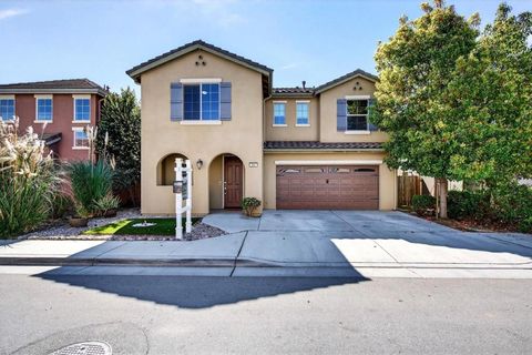 Photo of 301 Slate Avenue, Hollister, CA 95023 (MLS # ML82032641)