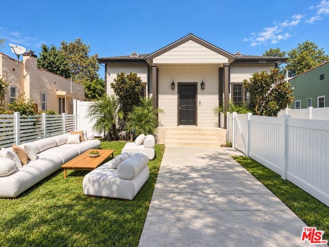 Photo of 14153 Archwood Street, Los Angeles, CA 91405 (MLS # 26990301)