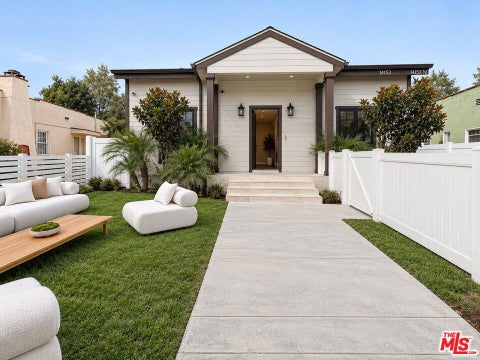 Photo of 14153 Archwood Street, Los Angeles, CA 91405 (MLS # 26990301)