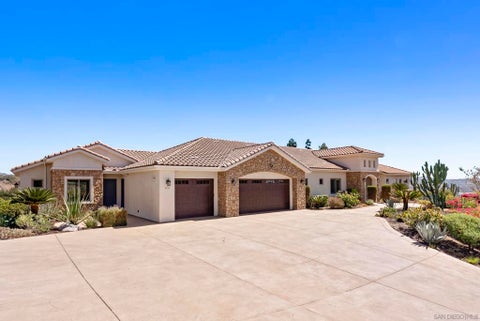 Photo of 3026 Via Loma, Fallbrook, CA 92028 (MLS # 260022307SD)