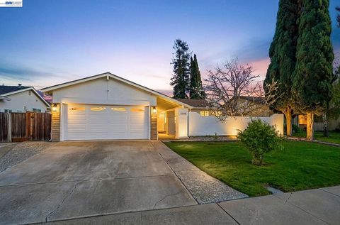 Photo of 2446 Bing Pl Pl, Union City, CA 94587 (MLS # 41127887)