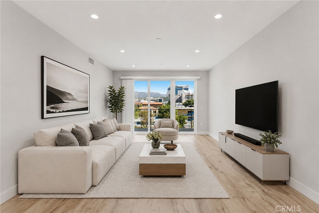 5820 La Mirada Avenue 402