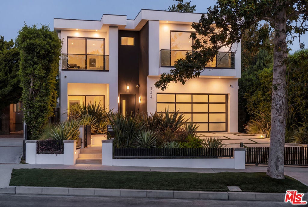 144 N Bowling Green Way
