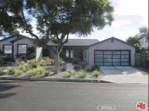 Photo of 6008 S Chariton Avenue, Los Angeles, CA 90056 (MLS # 26658619)