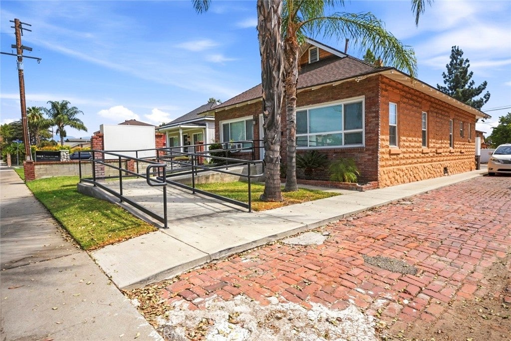 239 N Riverside