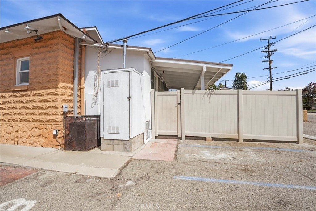 239 N Riverside