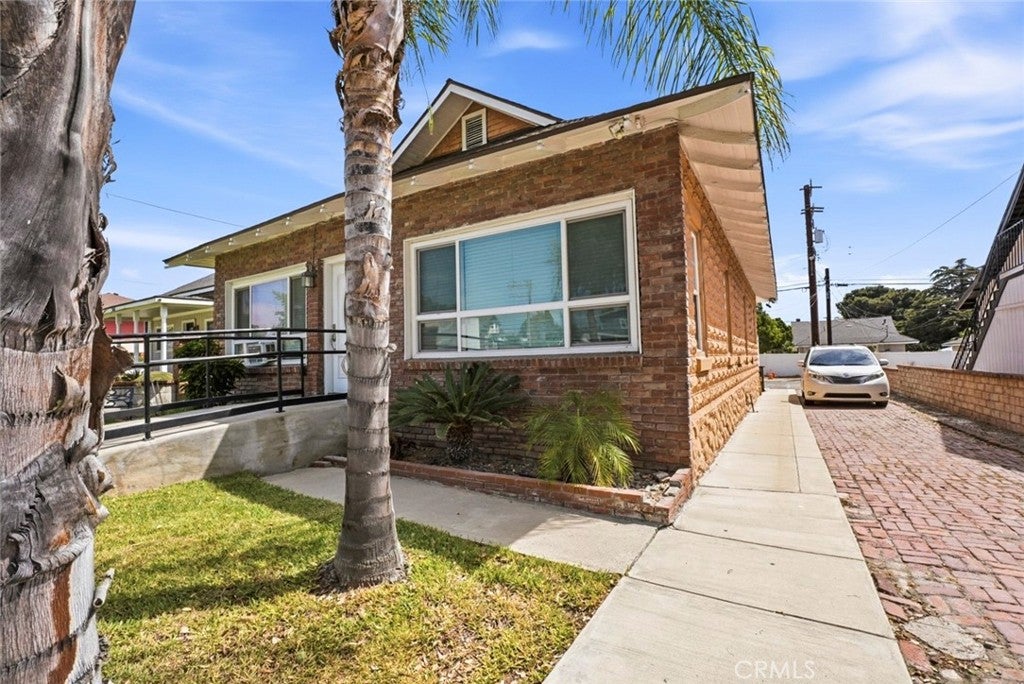 239 N Riverside