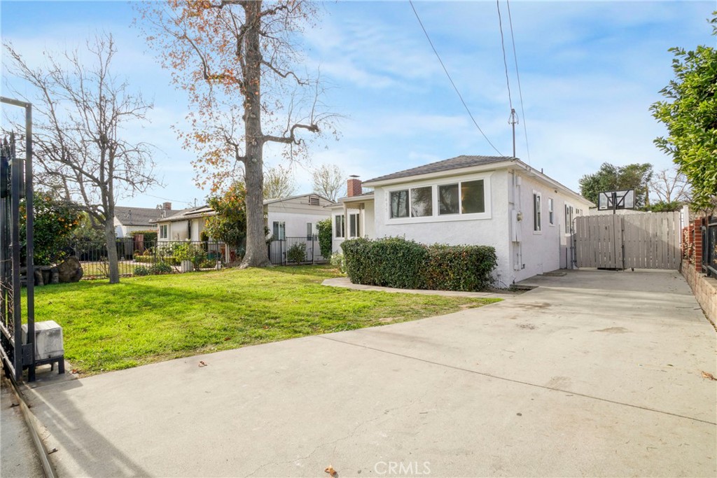 7435 7437 Balcom Avenue
