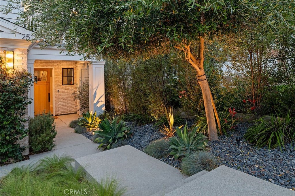 Photo of 2517 Elm Avenue, Manhattan Beach, CA 90266 (MLS # SB26209040)