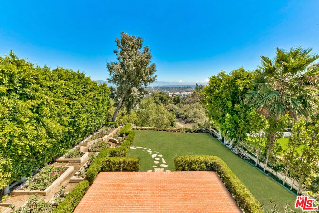 Photo of 2222 Canyonback Road, Los Angeles, CA 90049 (MLS # 25591223)