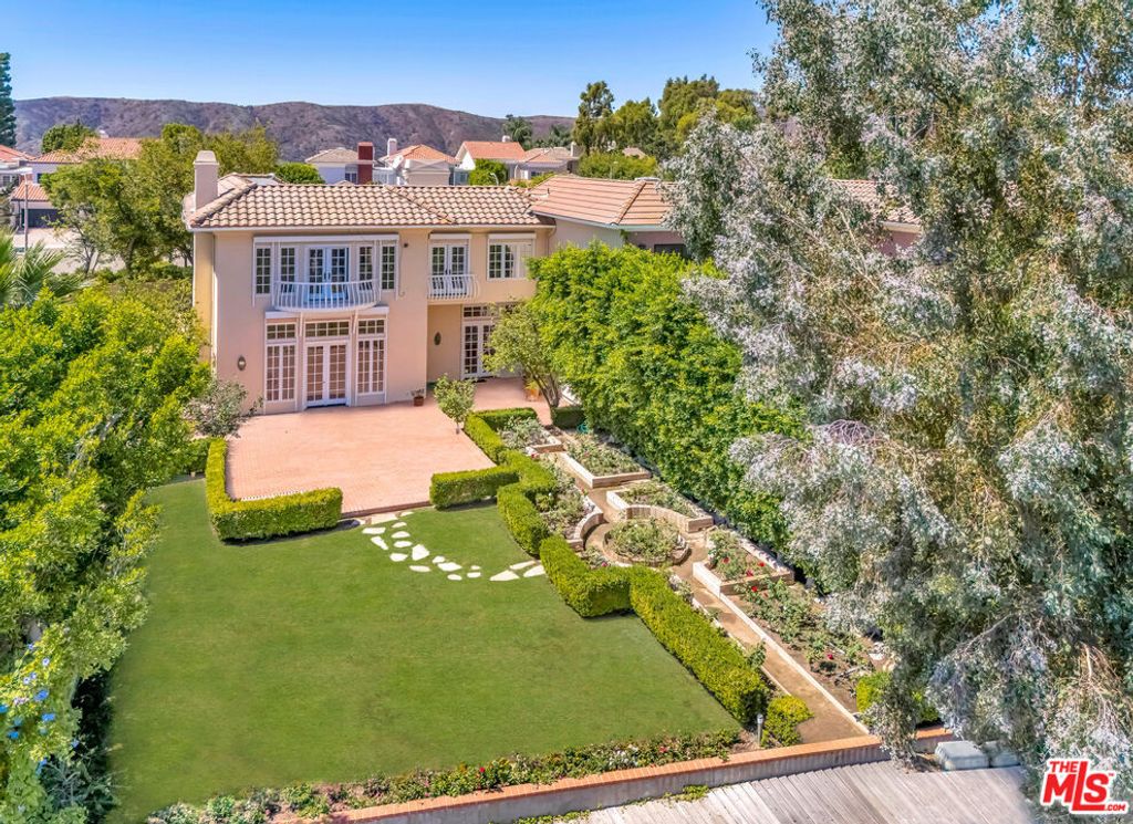 Photo of 2222 Canyonback Road, Los Angeles, CA 90049 (MLS # 25591223)