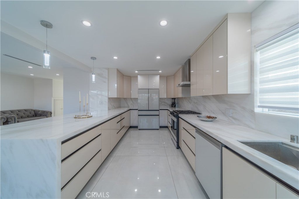 Burbank, California, 91501, United States, 4 Bedrooms Bedrooms, ,4 BathroomsBathrooms,Residential,Active,2045622