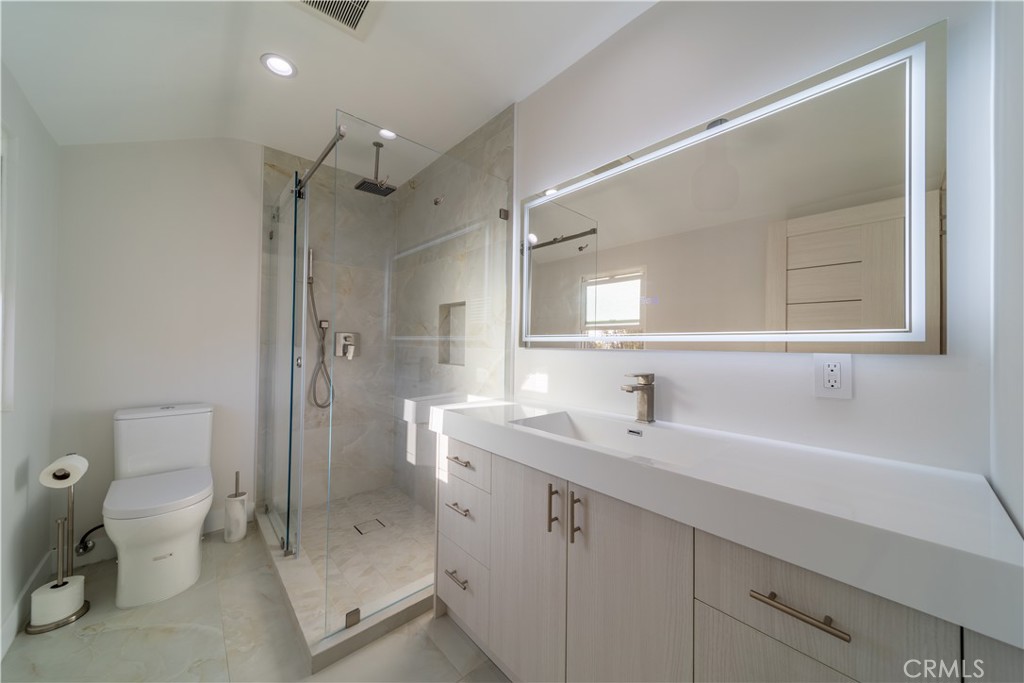 Burbank, California, 91501, United States, 4 Bedrooms Bedrooms, ,4 BathroomsBathrooms,Residential,Active,2045622