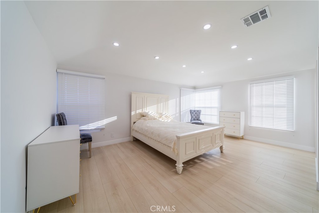 Burbank, California, 91501, United States, 4 Bedrooms Bedrooms, ,4 BathroomsBathrooms,Residential,Active,2045622