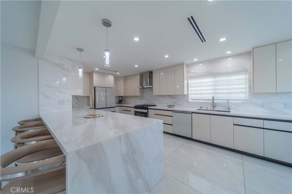 Burbank, California, 91501, United States, 4 Bedrooms Bedrooms, ,4 BathroomsBathrooms,Residential,Active,2045622