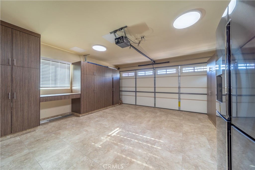 Burbank, California, 91501, United States, 4 Bedrooms Bedrooms, ,4 BathroomsBathrooms,Residential,Active,2045622