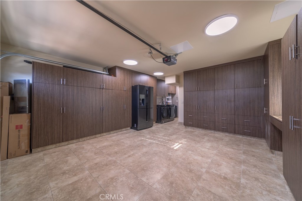 Burbank, California, 91501, United States, 4 Bedrooms Bedrooms, ,4 BathroomsBathrooms,Residential,Active,2045622