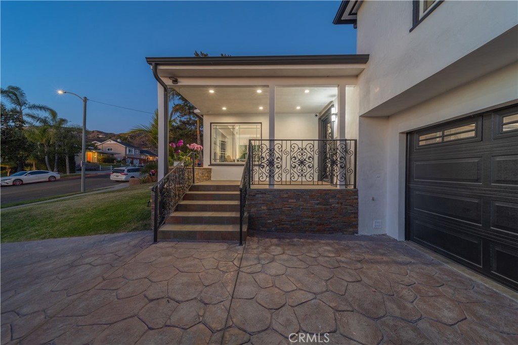 Burbank, California, 91501, United States, 4 Bedrooms Bedrooms, ,4 BathroomsBathrooms,Residential,Active,2045622