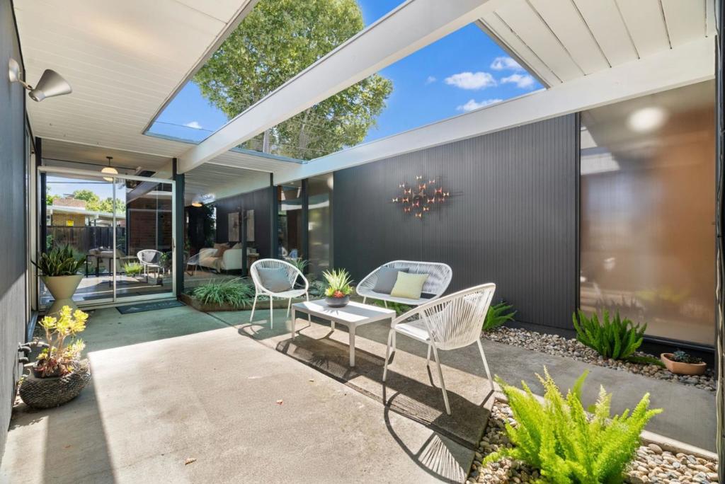 2326 Fairglen Drive