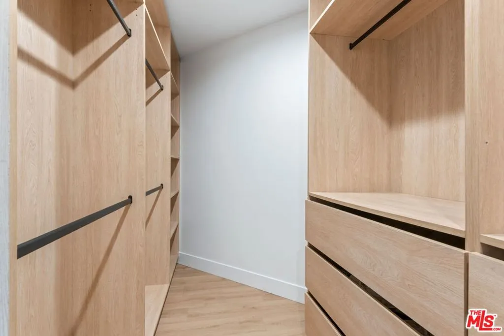 Los Angeles, California 90025, United States, 3 Bedrooms Bedrooms, ,4 BathroomsBathrooms,Residential,Active,229620