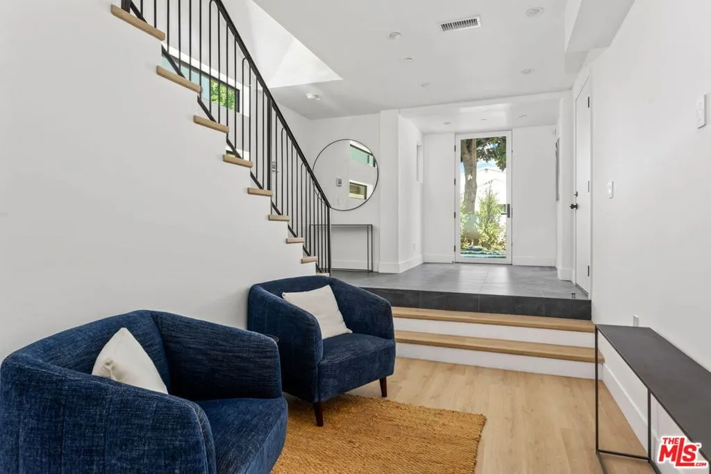 Los Angeles, California 90025, United States, 3 Bedrooms Bedrooms, ,4 BathroomsBathrooms,Residential,Active,229620