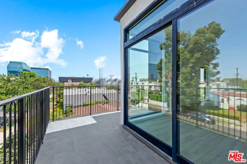 Los Angeles, California 90025, United States, 3 Bedrooms Bedrooms, ,4 BathroomsBathrooms,Residential,Active,229620