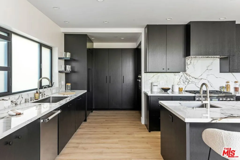 Los Angeles, California 90025, United States, 3 Bedrooms Bedrooms, ,4 BathroomsBathrooms,Residential,Active,229620