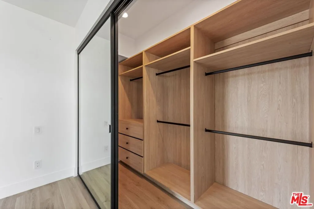 Los Angeles, California 90025, United States, 3 Bedrooms Bedrooms, ,4 BathroomsBathrooms,Residential,Active,229620