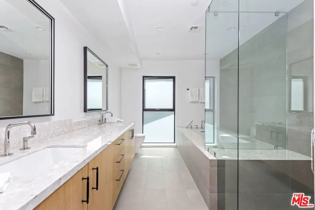 Los Angeles, California 90025, United States, 3 Bedrooms Bedrooms, ,4 BathroomsBathrooms,Residential,Active,229620