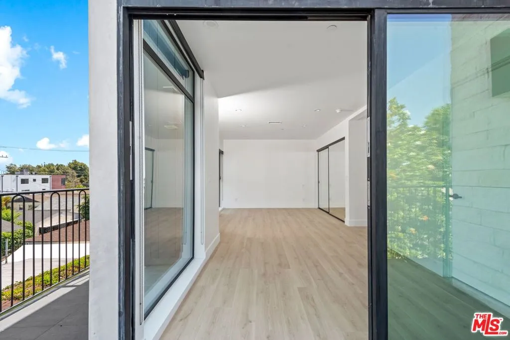 Los Angeles, California 90025, United States, 3 Bedrooms Bedrooms, ,4 BathroomsBathrooms,Residential,Active,229620