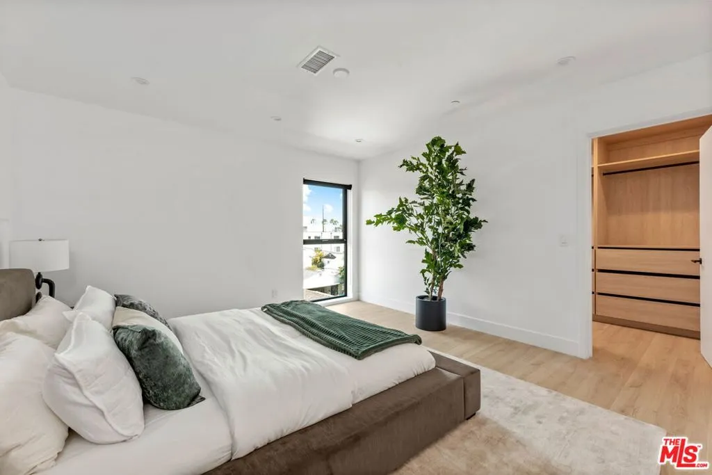 Los Angeles, California 90025, United States, 3 Bedrooms Bedrooms, ,4 BathroomsBathrooms,Residential,Active,229620