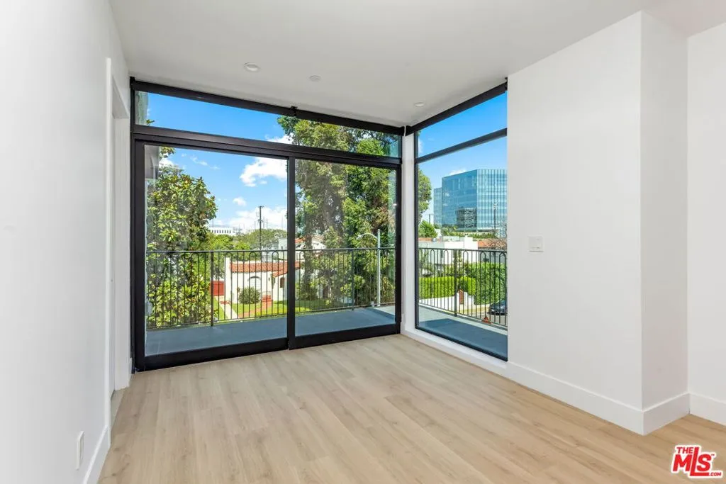 Los Angeles, California 90025, United States, 3 Bedrooms Bedrooms, ,4 BathroomsBathrooms,Residential,Active,229620