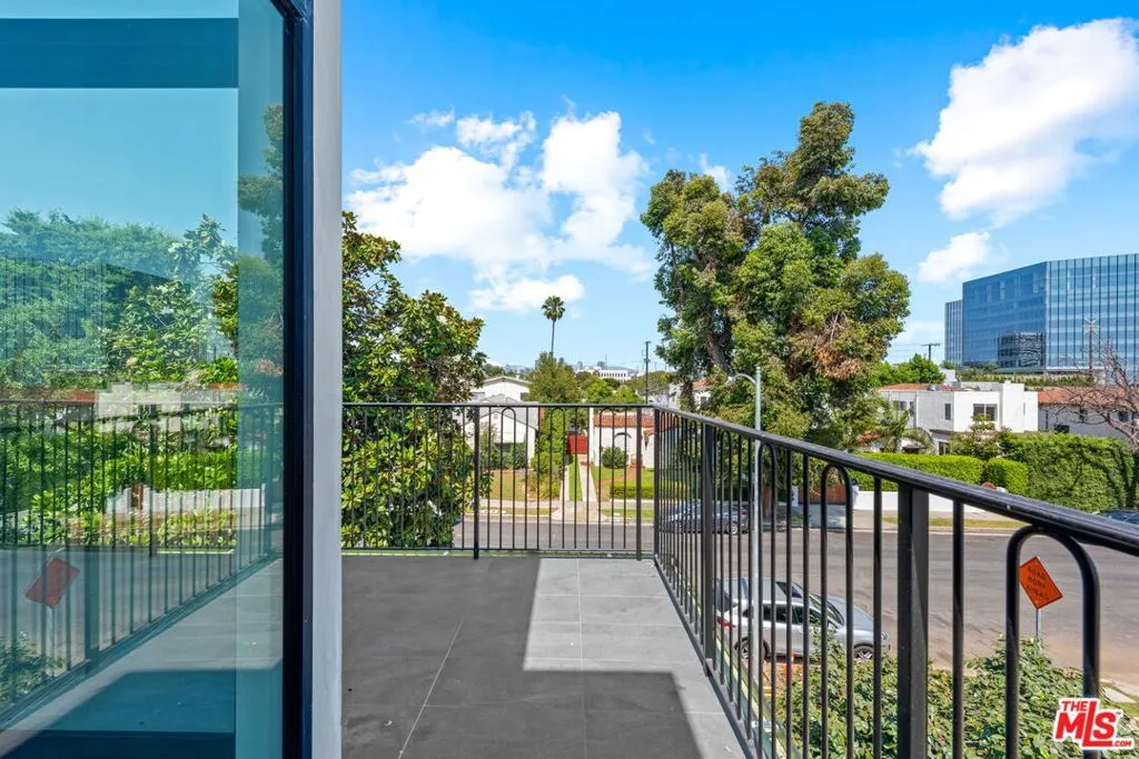 Los Angeles, California 90025, United States, 3 Bedrooms Bedrooms, ,4 BathroomsBathrooms,Residential,Active,229620