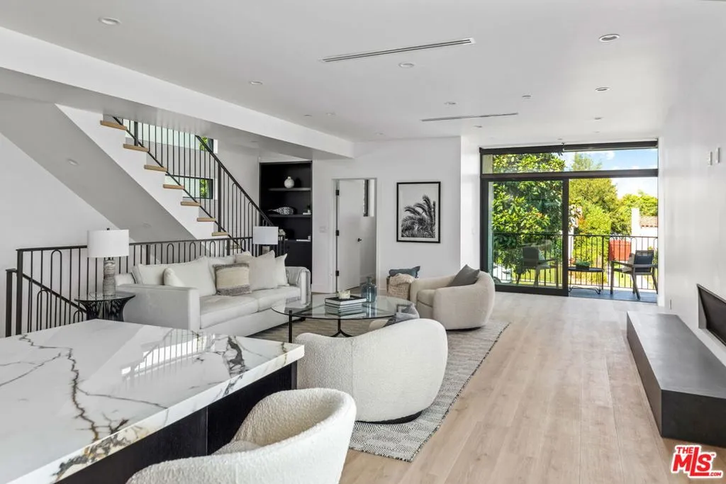 Los Angeles, California 90025, United States, 3 Bedrooms Bedrooms, ,4 BathroomsBathrooms,Residential,Active,229620