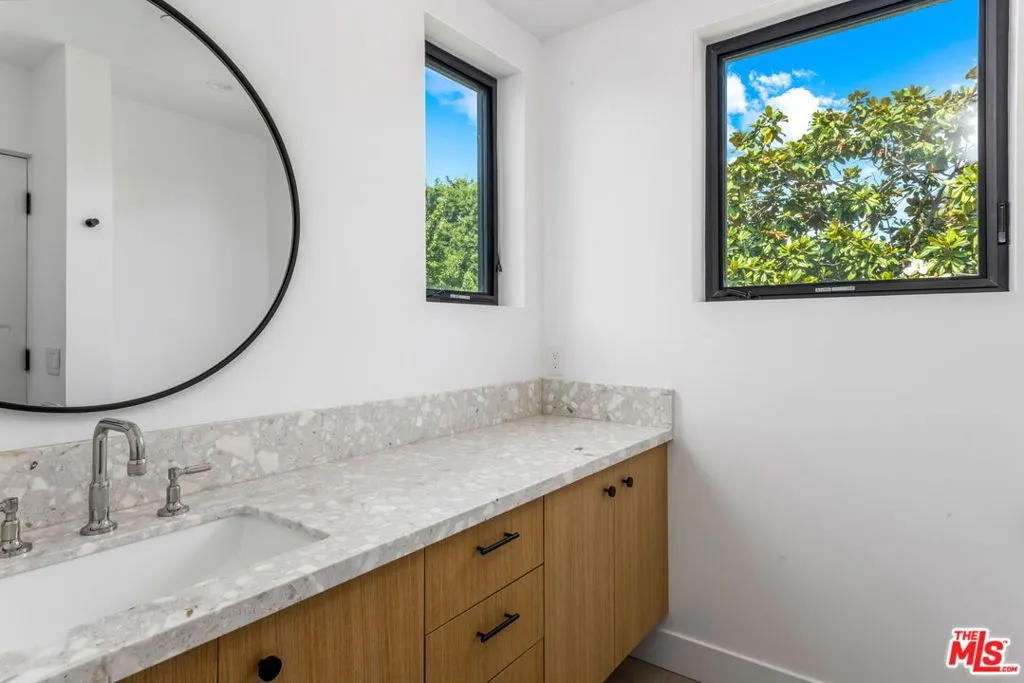 Los Angeles, California 90025, United States, 3 Bedrooms Bedrooms, ,4 BathroomsBathrooms,Residential,Active,229620